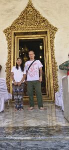 Mr Schaka et sa compagne devant un temple en Thaïlande