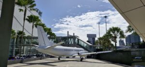 Avion stationné près d'un terminal d'aéroport sous les palmiers