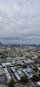 Vue sur les toits de Bangkok sous un ciel voilé