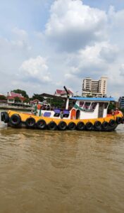Bateau sur le fleuve Chao Phraya à Bangkok