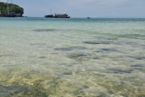 Une eau transparente et des îles au large de Koh Samui