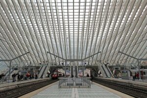 Les quais et la verrière de la gare de Liège-Guillemins