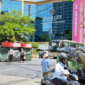 Rue animée de Bangkok entre immeubles modernes