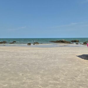 Plage calme et déserte en Thaïlande sous un ciel bleu