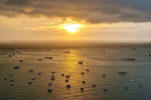 Coucher de soleil sur la mer et les bateaux en Thaïlande