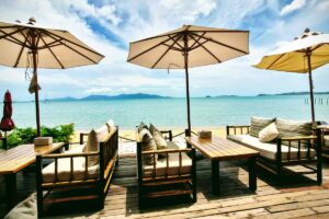 Terrasse de plage avec parasols face à la mer en Thaïlande