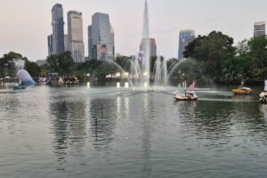 Le parc Lumphini et les tours de Bangkok