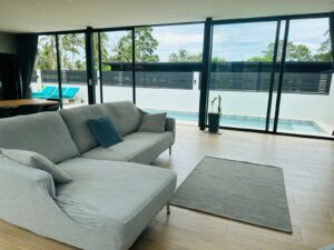 Salon avec vue sur la piscine dans un logement en Thaïlande