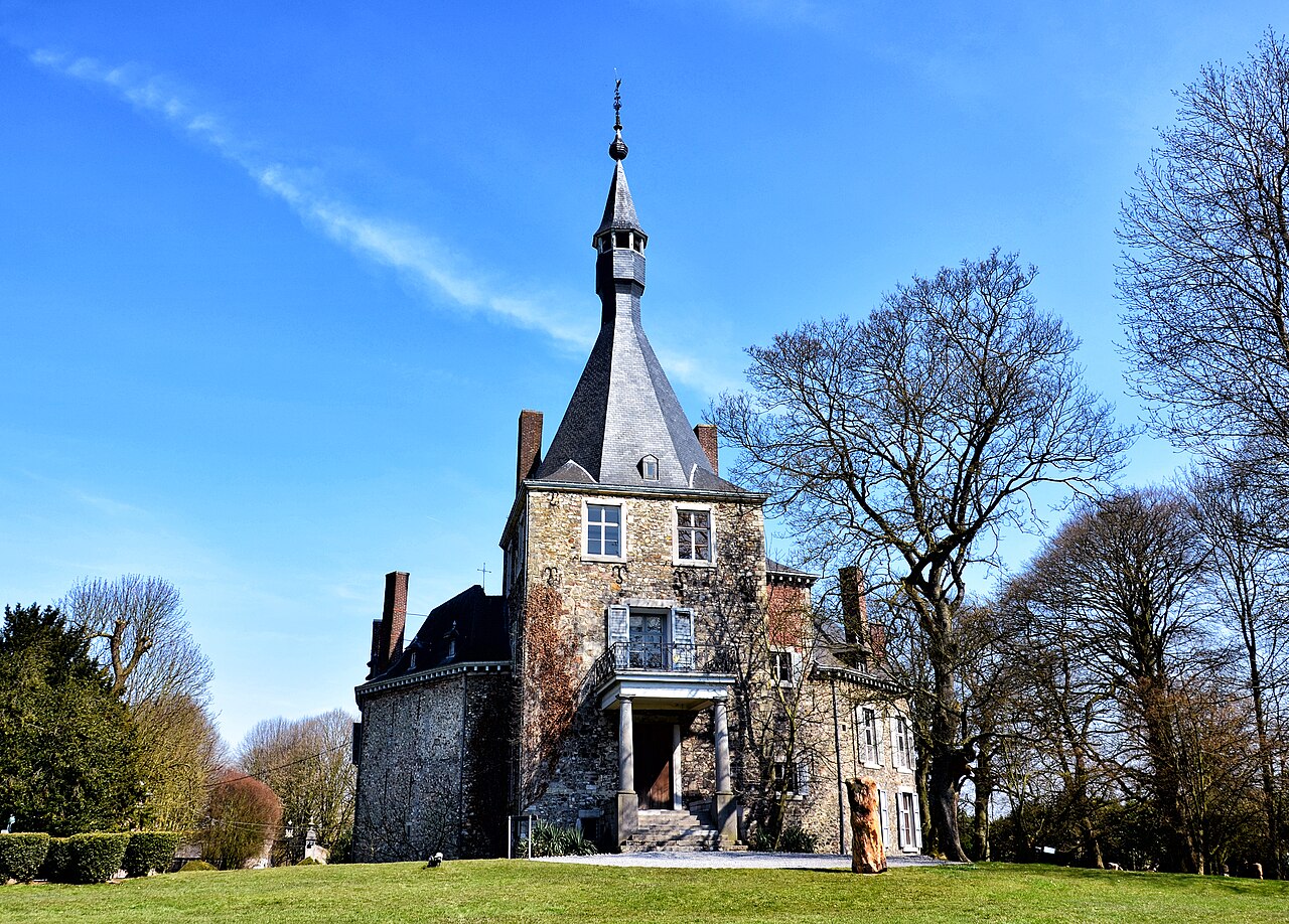 Le château de Waroux à Alleur (Ans), avec son donjon et sa flèche