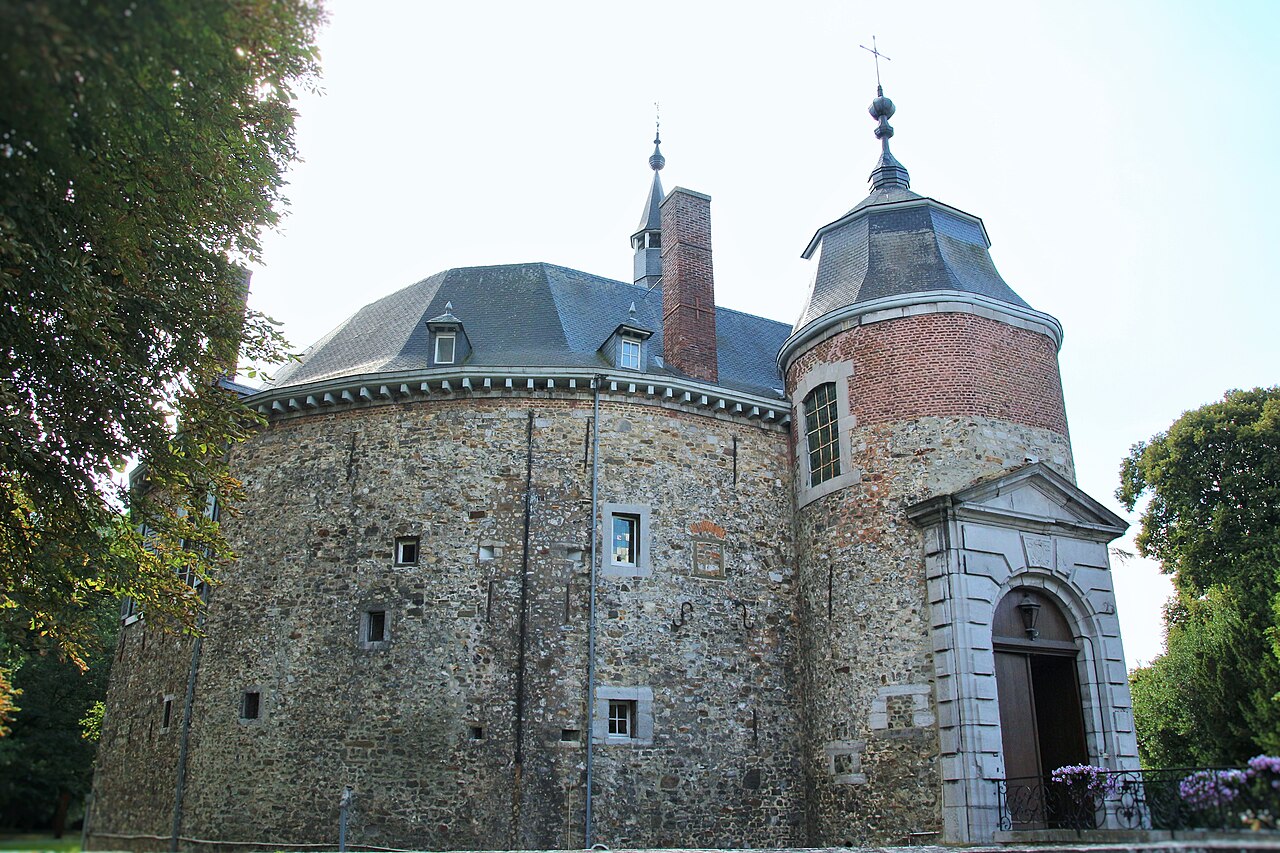 L’enceinte circulaire en silex et grès du château de Waroux